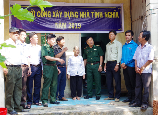 dai-dien-bdbp-tinh-chinh-quyen-dia-phuong-va-gia-dinh-nguoi-co-cong-khoi-cong-xay-dung-nha-tinh-nghia-anh-van-tanh