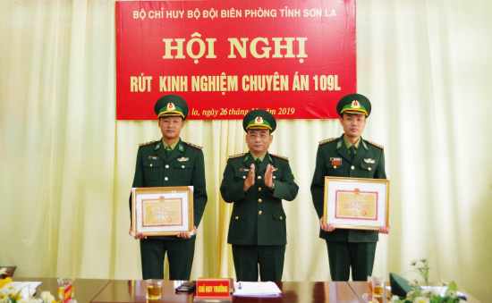 dai-dien-cac-tap-the-nhan-khen-thuong-trong-chuyen-an-109l