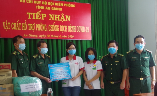 dai-dien-dai-tieng-noi-nhan-dan-thanh-pho-ho-chi-minh-voh-trao-tang-nhu-yeu-pham-cho-bdbp-an-giang