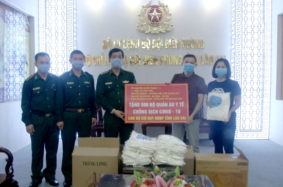 dai-dien-hang-thoi-trang-amy-va-cac-nha-hao-tam-trao-tang-500-bo-quan-ao-y-te-cho-lanh-dao-bdbp-tinh-lao-cai
