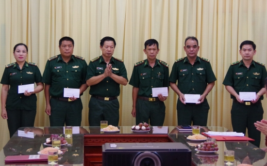 dai-ta-bui-van-nhi-bi-thu-dang-uy-chinh-uy-bdbp-tinh-trao-qua-cho-doi-tuong-chinh-sach