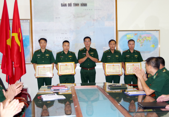 dai-ta-dang-toan-quan-cht-bdbp-quang-ninh-tang-thuong-cho-tap-the-ca-nhan-trong-chuyen-an