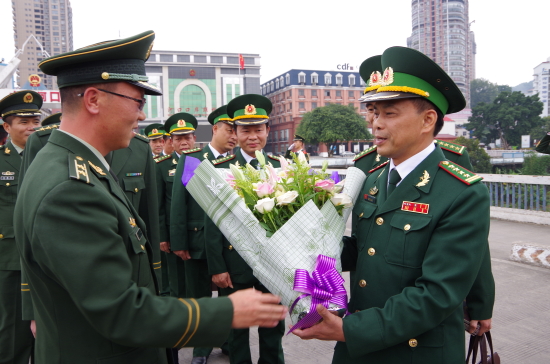 dai-ta-do-ngoc-tuan-chi-huy-truong-bdbp-lao-cai-tang-hoa-cho-dai-dien-phai-chi-doi-cong-an-chau-hong-ha