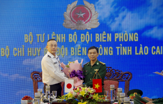 dai-ta-do-ngoc-tuan-chi-huy-truong-bdbp-lao-cai-tang-hoa-chuc-mung-thieu-tuong-tuong-endo-ma-ko-to-den-tham-bdbp-lao-cai