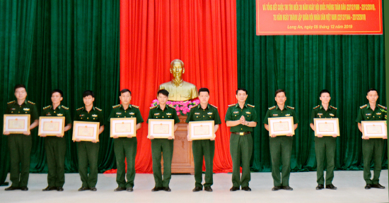 dai-ta-doan-van-an-chinh-uy-bdbp-tinh-la-trao-giay-khen-cho-guong-dien-hinh-tien-tien