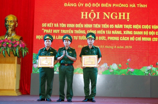 dai-ta-ha-hoc-chien-chinh-uy-bdbp-tinh-trao-giay-khen-cho-cac-tap-the-co-thanh-tich-xuat-sac-sau-5-nam-thuc-hien-cuoc-van-dong