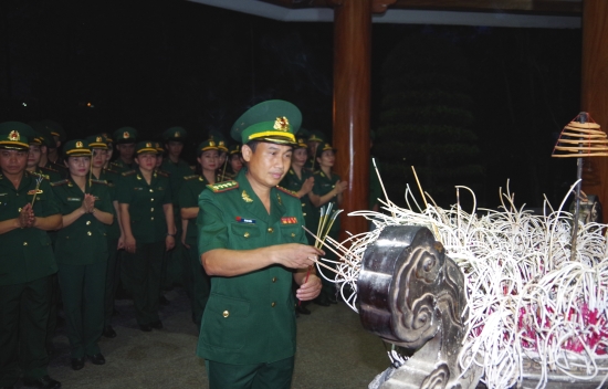 dai-ta-ha-hoc-chien-uy-vien-ban-thuong-vu-pho-chinh-uy-bdbp-ha-tinh-thap-huong-tai-nha-bia-tuong-niem