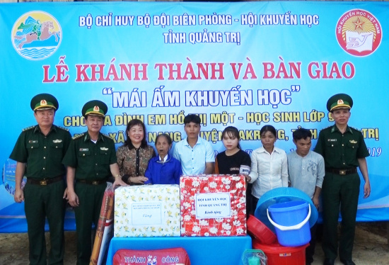 dai-ta-ho-ngoc-hoang-va-hoi-khuyen-hoc-trao-qua