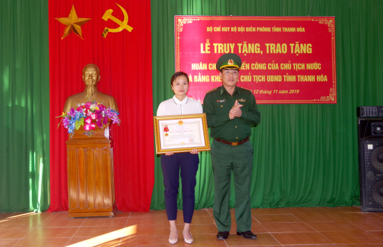 dai-ta-hoang-van-hung-pho-chinh-uy-bdbp-thanh-hoa-thua-uy-quyen-cua-chu-tich-nuoc-da-trao-huan-chuong-chien-cong-hang-nhat-cho-than-nhan-thieu-ta-vi-van-nhat
