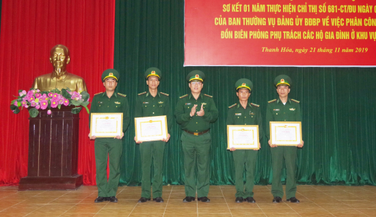 dai-ta-hoang-van-hung-pho-chinh-uy-bdbp-tinh-trao-khen-thuong-cho-cac-ca-nhan