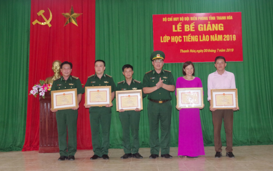dai-ta-hoang-van-hung-trao-khen-thuong-cho-cac-hoc-vien-dat-thanhhf-tich-trong-hoc-tap
