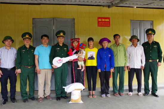 dai-ta-le-duc-nghia-pho-chinh-uy-bdbp-tinh-dien-bien-ban-giao-dua-vao-su-dung-can-nha-cho-gia-dinh-chi-lo-kho-nu-ban-bui-to-ha-nhi-xa-chung-chai-huyen-muong-nhe-tinh-dien-bien