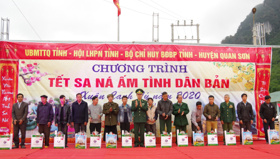dai-ta-le-van-hung-tinh-uy-vien-chi-huy-truong-bdbp-thanh-hoa-trao-qua-cho-gia-lang-nguoi-bao-ve-cot-moc-cua-2-xa-na-meo-va-xa-son-thuy-huyen-quan-son