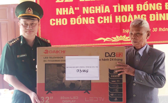 dai-ta-nguyen-namtrung-traoqua-cho-ong-nguyen-dinh-sau