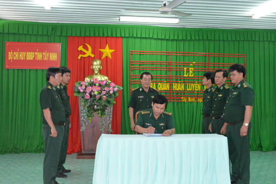 dai-ta-nguyen-tai-son-chinh-uy-bdbp-tay-ninh-giua-chung-kien-dai-dien-cac-phong-van-phong-bch-ky-ket-giao-uoc-thi-dua-nam-2017