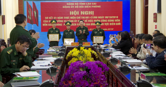 dai-ta-nguyen-trong-ngu-chinh-uy-bdbp-lao-cai-tang-giay-khen-cho-cac-ca-nhan