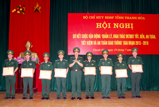 dai-ta-nguyen-xuan-hung-pho-chi-huy-truong-bdbp-thanh-hoa-trao-khen-thuong-cho-cac-ca-nhan-co-thanh-tich-trong-cuoc-van-dong-50
