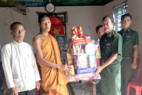dai-ta-pham-van-phong-bi-thu-dang-uy-chinh-uy-bdbp-tinh-an-giang-tang-qua-cho-cac-diem-chua-tren-dia-ban-huyen-tinh-bien-tinh-an-giang-7