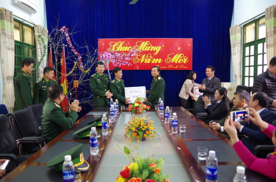 dai-tuong-do-ba-ty-tang-qua-tet-cho-can-bo-chien-si-don-bp-trinh-tuong