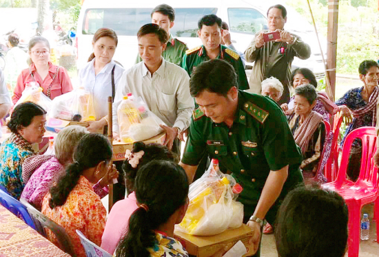 dai-uy-le-trung-son-chinh-tri-vien-pho-don-bp-thanh-tri-tang-qua-cho-nguoi-dan-ngheo-bien-gioi-doi-dien