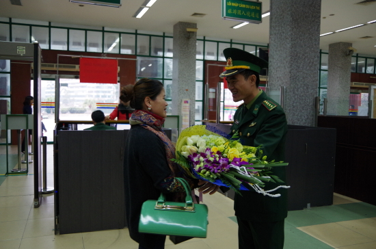 dai-uy-truong-hong-phong-pho-tram-truong-cua-khau-duong-bo-quoc-te-lao-cai-tang-hoa-cho-du-khach-dau-tien-nhap-canh-vao-viet-nam