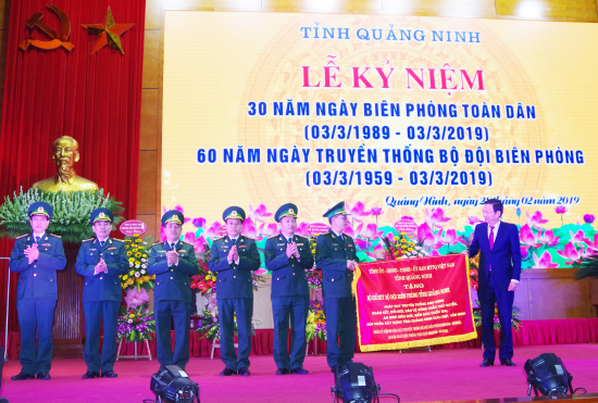 dc-nguyen-van-doc-bi-thu-tinh-uy-trao-tang-buc-truong-cho-can-bo-chien-si-bdbp-quang-ninh