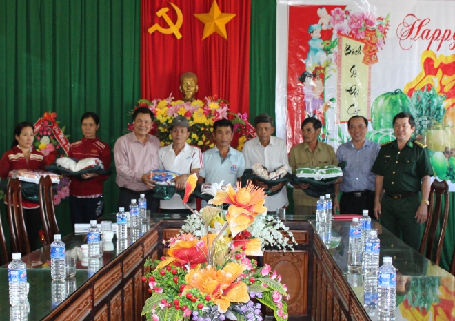 dfwu9vts6i-44588_14623480411861996311_Ph_b_th_tnh_y_tng_qu_cho_nhn_dn_x_Ia_RVe