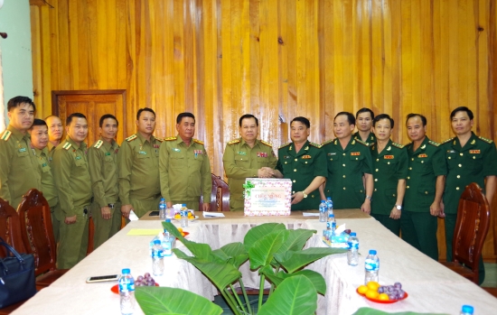 doan-bo-chi-huy-bien-phong-ha-tinh-chuc-mung-so-an-ninh-tinh-bolykhamxay