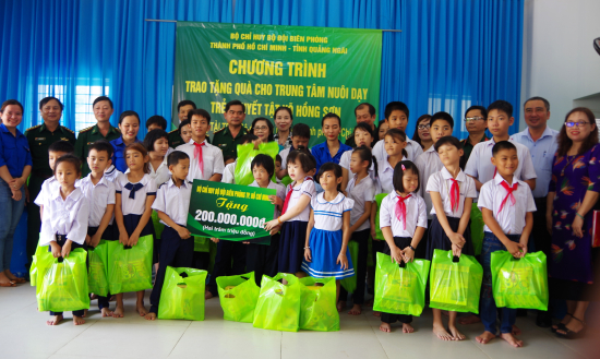 doan-cong-tac-bch-bdbp-tp-ho-chi-minh-va-quang-ngai-tang-qua-cho-hoc-sinh-khuyets-tat-tai-trung-tam-nuoi-day-tre-khuyet-tat-hong-son-anh-van-tanh