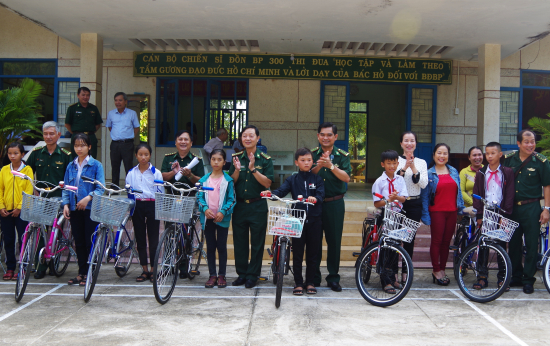 doan-cong-tac-bch-bdbp-tp-ho-chi-minh-va-quang-ngai-tang-xe-dap-cho-hoc-sinh-ngheo-anhr-van-tanh