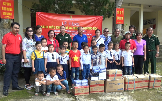 doan-cong-tac-bdbp-thanh-pho-hcm-trao-3000-cuon-vo-va-1000-cay-but-cho-truong-tieu-hoc-na-meo