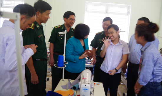 doan-cong-tac-bdbp-tp-ho-chi-minh-va-quang-ngai-dong-vien-tre-em-khuyet-tat-trung-tam-nuoi-duong-tre-khuyet-tat-hong-son-anhr-van-tanh