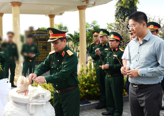 doan-cong-tac-bo-quoc-phong-dat-vong-hoa-vieng-nghia-trang-liet-si-ly-son