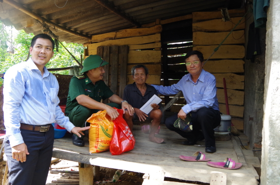 doan-cong-tac-cua-luc-luong-vu-trang-tinh-va-ban-dan-van-tinh-uy-tang-qua-cho-nguoi-co-cong-xa-long-son-minh-long-anh-van-tanh