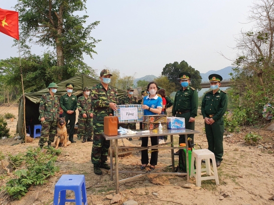doan-cong-tac-tang-vat-dung-y-te-cho-to-cong-tac-don-bien-phong-ck-ten-tan