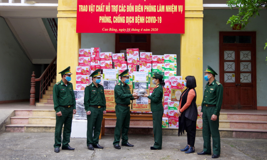 doan-cong-tac-trung-tam-phat-thanh-truyen-hinh-quan-doi-trao-tang-cac-nhu-yeu-pham-ho-tro-can-bo-chien-sy-bdbp-dang-thuc-hien-nhiem-vu-phong-chong-dich-covid-19
