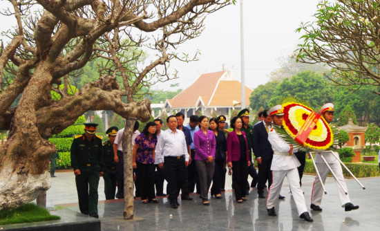 doan-cong-tac-trung-uong-dang-vong-hoa-vieng-anh-linh-cac-anh-hung-liet-sy-tai-nghia-trang-a1