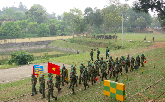 doan-kiem-tra-can-bo-chien-si-hanh-quan-ra-thao-truong-de-thuc-hanh-kiem-tra