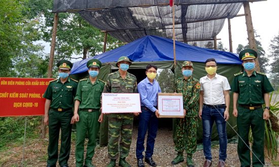 doan-trao-qua-cho-don-bien-phong-cua-khau-soc-giang