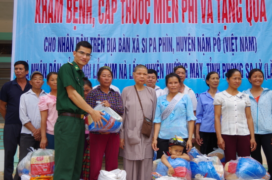 doan-tu-thien-tang-qua-cho-cac-ho-dan-ban-huoi-la-cum-ban-na-lam-huyen-muong-may-tinh-phong-sa-ly-lao