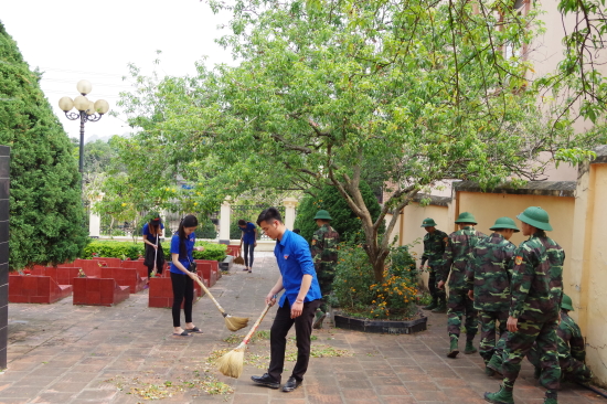 doan-vien-cac-don-vi-cung-don-dep-nghia-trang-liet-sy-thanh-pho-son-la-anh-ha-thanh