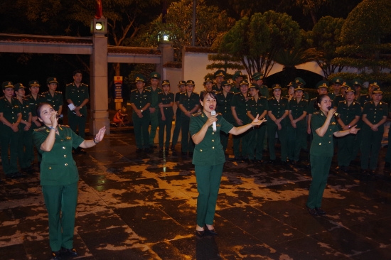 doan-vien-thanh-nien-bdbp-ha-tinh-to-chuc-hat-cho-cac-chi-nghe-tai-khu-mo-10-co-gai-thanh-nien-xung-phong