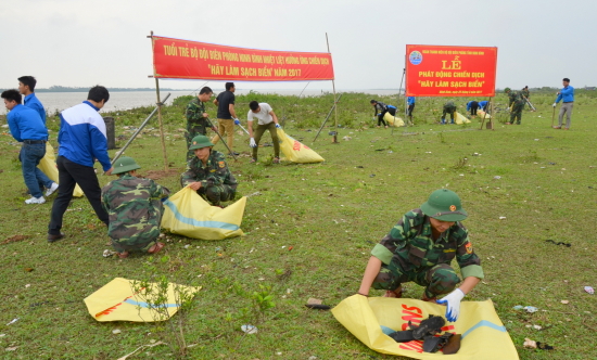 doan-vien-thanh-nien-cac-chi-doan-ra-quan-lam-sach-bien
