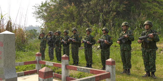 doi-hinh-tuan-tra-song-phuong-tien-hanh-chao-nhau-tren-bien-gioi