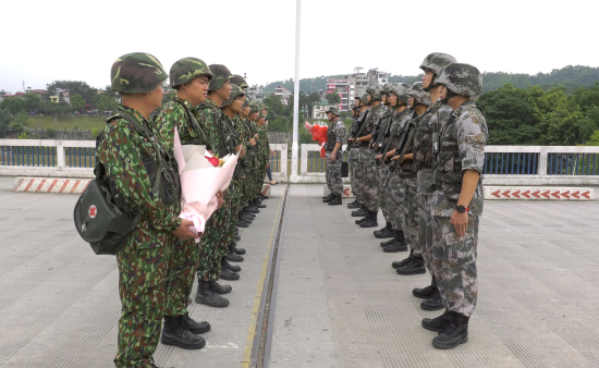 doi-tuan-tra-2-ben-gap-go-trao-doi-phuong-an-tuan-tra-tai-vach-phan-dinh-duong-bien-gioi-cua-khau-quoc-te-duong-bo-lao-cai