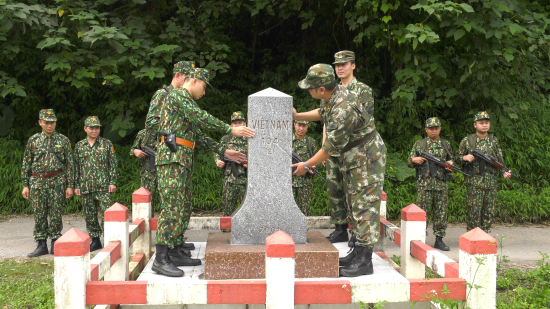 doi-tuan-tra-lien-hop-tien-hanh-kiem-tra-cot-moc-104