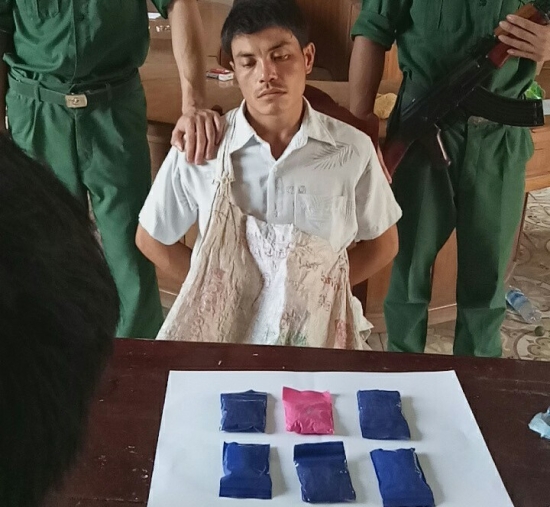 doi-tuong-kham-man-bi-bdbp-thanh-hoa-bat-qua-tang-khi-van-chuyen-1200-vien-ma-tuy-qua-bien-gioi-2