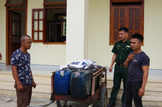 doi-tuong-loi-ao-thun-xanh-den-va-vy-ao-thun-xanh-trang-cung-tang-vat-trom-cap-bi-don-bp-binh-thanh-tam-giu-anh-k-toan