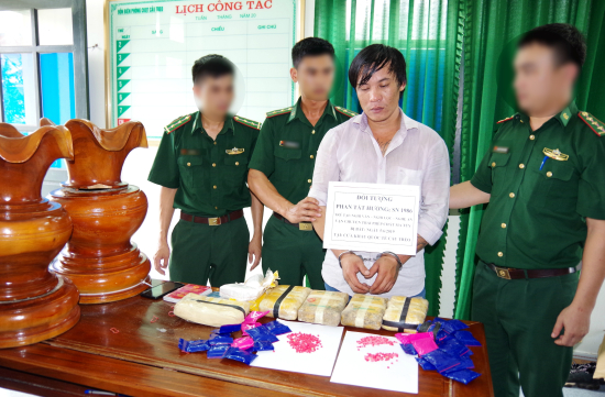 doi-tuong-phan-tat-huong-va-tang-vat-thu-giu-trong-hai-loc-binh