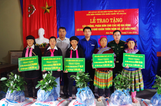 don-bien-phong-ckqt-lao-cai-phoi-hop-voi-chinh-quyen-dia-phuong-trao-tang-cay-giong-va-phan-bon-cho-5-ho-phu-nu-ngheo-tai-thon-nam-so